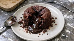 Coulant czekoladowy w 6 minut: prosty przepis na deser z płynnym środkiem