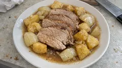 Rôti de porc z wolnowaru: soczysta pieczeń wieprzowa z ziemniakami i cebulą