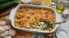 Gratin z cukinii i dorsza – lekka zapiekanka z kremowym sosem parmezanowym