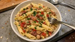 Kremowe penne z boczkiem i papryką – szybki obiad z jednej patelni