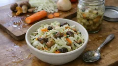 Sałatka z białej kapusty i grzybów do słoików – chrupiąca, w aromatycznej zalewie