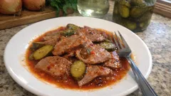 Języki wieprzowe w sosie piquante – delikatne po długim gotowaniu, z nutą octu i korniszonów