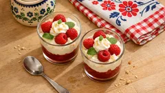 Verrine z musem mascarpone i coulis z czerwonych owoców – lekki deser w pucharkach