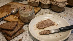 Pasztet wiejski w słoikach – prosty przepis i pasteryzacja krok po kroku