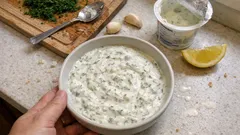 Sos czosnkowo-koperkowy na jogurcie – gęsty, kremowy i gotowy w 5 minut