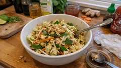 Chrupiąca sałatka azjatycka z kurczakiem i miętą – prosty dressing umami