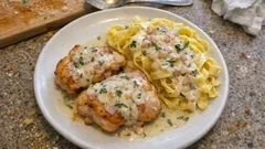 Udka z kurczaka duszone w białym winie z estragonem – kremowy sos w jednym garnku