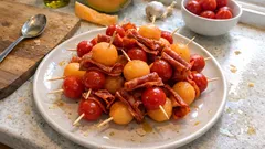 Szaszłyki z melona, chorizo i pomidorków – szybka letnia przekąska na patyczkach