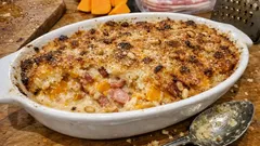 Gratin z dyni piżmowej z boczkiem i parmezanem – kremowy środek, złota góra