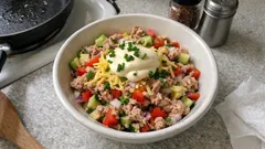 Sałatka 7-minutowa z tuńczyka – chrupiąca, kremowa i gotowa na imprezę