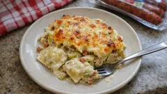 Gratin z ravioles, porem i boczkiem – kremowa zapiekanka z chrupiącą skórką