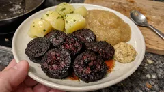 Träipen, luksemburska kiełbasa z krwi – domowy przepis i podanie z musem jabłkowym