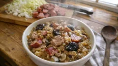 Bigos staropolski jak z domu – długo duszony z wędzonką, grzybami i śliwkami