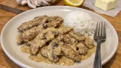 Aiguillettes z kaczki z pieczarkami w sosie śmietanowo-musztardowym – szybki obiad