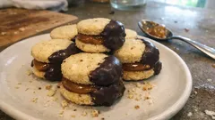 Kruche petits fours z kajmakiem i gorzką czekoladą – eleganckie ciasteczka do kawy