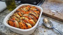 Zimowy tian z batatów, pasternaku i marchewki – zapiekanka z miodem i tymiankiem