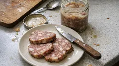 Kiełbasa do słoików bez jelit i bez wędzenia – domowa, soczysta i aromatyczna