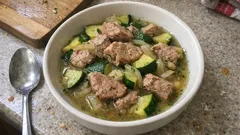 Sauté z wieprzowiny z cukinią z jednej patelni – lekki obiad, który zawsze wychodzi