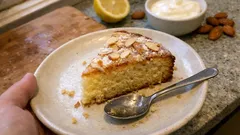 Wilgotne ciasto jogurtowe z cytryną i migdałami – prosto z jednej miski