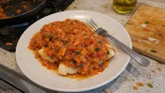 Ryba po grecku z mrożonych filetów – prosto, a smakuje jak zrobiona dzień wcześniej