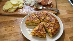 Tortilla hiszpańska z ziemniakami i cebulą – gruba, soczysta i zawsze się udaje