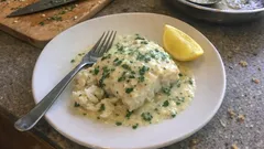 Polędwica z dorsza w kremowym sosie czosnkowo‑pietruszkowym – prosto z patelni