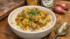 Kurczak curry z ryżem i kolendrą, sos kokosowy, cebula, przyprawy, danie azjatyckie