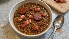 Soczewica po hiszpańsku z chorizo i boczkiem – sycący gulasz z jednego garnka