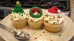 Świąteczne cupcakes waniliowe z buttercreamem: proste dekoracje choinka, wianek i czapka Mikołaja