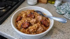 Bigos po góralsku ze schabem i kiełbasą – treściwy i dużo szybszy niż klasyczny