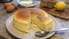 Japoński sernik bawełniany jak chmurka – puszysty i równy, pieczony w kąpieli wodnej