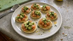 Blinis z wędzonym łososiem i awokado – szybka przekąska, która wygląda jak z restauracji