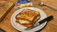 Ser z kozieradką lub czarnuszką: 5 szybkich pomysłów na kanapki, tosty i więcej