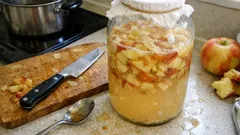 Ocet jabłkowy ze skórek jabłek – prosty domowy przepis w duchu zero waste