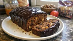 Piernik ekspresowy z miodem i bakaliami – wilgotny, z czekoladową polewą