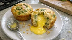 Moelleux ze szparagów z płynnym środkiem z sosu holenderskiego – efekt „wow” w 18 minut