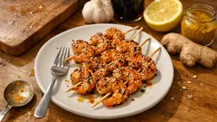 Brochety z krewetek w „chińskiej” marynacie – szybka przystawka z patelni lub grilla