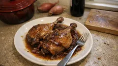 Udka z kaczki duszone w żeliwnym garnku – prosty przepis na miękkie mięso i sos winny