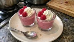 Mus malinowy w pucharkach – puszysty deser bez pieczenia, który zawsze się udaje