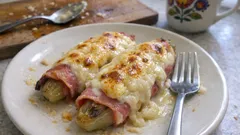 Endywia zapiekana w szynce z lekkim beszamelem – prosty francuski pomysł na kolację
