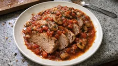 Pieczeń wieprzowa w szybkowarze: miękka w 25 minut i sos z pomidorów oraz pieczarek