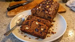 Wilgotny piernik z makadamią i gorzką czekoladą – prosty przepis z jednej miski