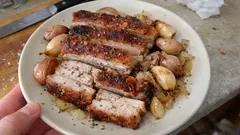 Boczek pieczony w piekarniku z cebulą i czosnkiem – soczysty, krok po kroku