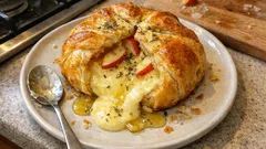 Camembert w cieście francuskim z jabłkiem i miodem – chrupiąca przystawka z piekarnika