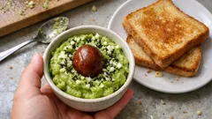 Pasta z awokado w 5 minut – kremowa, z cytryną i czosnkiem, idealna na tosty