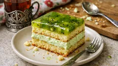 Biszkopt z zieloną masą jogurtową i galaretką kiwi – lekkie ciasto na blachę