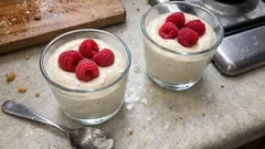 Waniliowy mus z mascarpone z malinami – lekki deser, który zawsze wychodzi