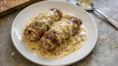 Andouillette jak w bistro: podsmażana kiełbasa w sosie Dijon z winem i śmietanką