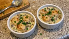 Przegrzebki w sosie normandzkim – cassolette z kremowym sosem i nutą Calvadosu