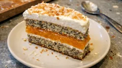 Biszkopt makowy z dyniowo‑brzoskwiniową galaretką i kremem jogurtowym – ciasto na blachę